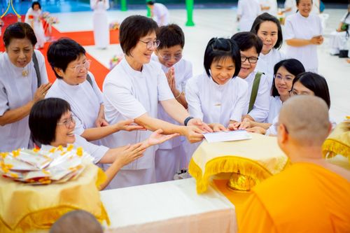 ภาพ No.214888:พิธีต้อนรับสัญญาบัตร พัดยศ พระราชวิเทศวชิรเวที (บัณฑิต วรปญฺโญ) เจ้าอาวาสวัดพระธรรมกายสกอตแลนด์ สหราชอาณาจักร ผู้ช่วยเจ้าอาวาสวัดพระธรรมกาย ณ อุโบสถพระไตรปิฏก วัดพระธรรมกาย