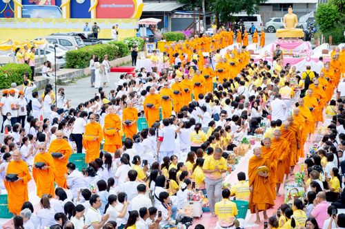 ภาพ No.242003:วันอาทิตย์ที่ 31 สิงหาคม พ.ศ. 2568 พิธีทำบุญแด่คณะสงฆ์ 122 รูป ฉลอง 121 ปี อำเภอคลองหลวง จ.ปทุมธานี เพื่อนำส่งช่วยเหลือคณะสงฆ์ 323 วัด 4 จังหวัดชายแดนภาคใต้ และช่วยเหลือประชาชนจากเหตุปะทะ แนวชายแดนไทย-กัมพูชา ณ บริเวณหน้าที่ว่าการอำเภอคลองหลวง 