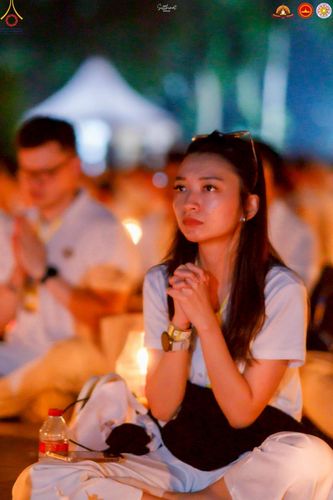 ภาพ No.224595:วันจันทร์ที่ 12 พฤษภาคม พ.ศ. 2568  ชาวพุทธในอินโดนีเซีย ร่วมฉลองวิสาขบูชาจุดประทีปกว่า 200,000 ดวง ณ พระมหาเจดีย์บรมพุทโธ  เจริญพุทธมนต์ถวาย “พระวชิรเกล้าเจ้าอยู่หัว”