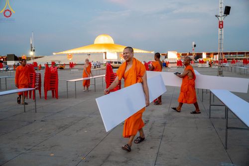 ภาพ No.219191:วันที่ 19-21 เมษายน พ.ศ. 2568 การเตรียมงานในลานธรรม , วิหารคด เพื่องานวันคุ้มครองโลก 22 เมษายน พ.ศ. 2568