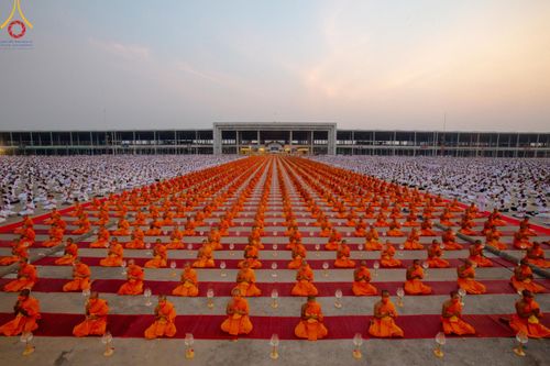 ภาพ No.122091:พิธีจุดประทีปถวายเป็นพุทธบูชา และบูชาธรรมมหาปูชนียาจารย์ พระมงคลเทพมุนี(สด จนฺทสโร) ในโครงการธรรมยาตรา กตัญญูบูชา มหาปูชนียาจารย์ พระมงคลเทพมุนี(สด จนฺทสโร) พระผู้ปราบมาร อนุสรณ์สถาน 7 แห่ง ปีที่ 12 วันที่ 31 มกราคม พ.ศ. 2567 ณ วัดพระธรรมกาย จ.ปทุมธานี