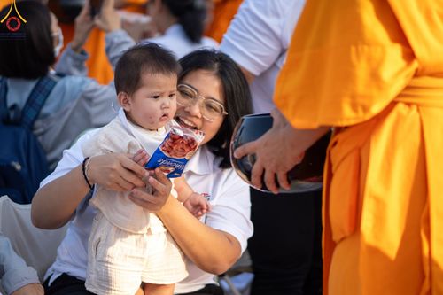 ภาพ No.112818:พิธีตักบาตรพระธรรมยาตราฯ ณ วัดสองพี่น้อง จ.สุพรรณบุรี วันที่ 15 มกราคม พ.ศ. 2567