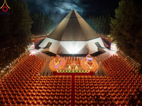 ภาพ No.107234:พิธีจุดประทีปถวายเป็นพุทธบูชา และบูชาธรรมมหาปูชนียาจารย์ ในโครงการธรรมยาตรากตัญญูบูชา มหาปูชนียาจารย์ พระมงคลเทพมุนี(สด จนฺทสโร) พระผู้ปราบมาร  อนุสรณ์สถาน 7 แห่ง ปีที่ 12  วันที่ 6 มกราคม พ.ศ. 2567 ณ อนุสรณ์สถานมหาวิหารพระมงคลเทพมุนี อ.สองพี่น้อง จ.สุพร