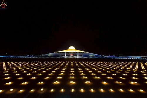 ภาพ No.241095:วันพุธที่ 27 สิงหาคม พ.ศ. 2568 พิธีจุดประทีป ในวันธรรมชัย ณ วัดพระธรรมกาย