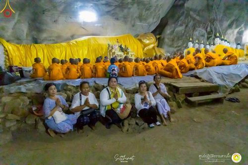 ภาพ No.222265:วันที่ 26-27 เมษายน พ.ศ. 2568 ศูนย์ปฏิบัติธรรมสวนผึ้ง ร่วมกับ ธุดงค์คสถานประจวบคีรีขันธ์ และวัดอ่าวน้อย  จัดกิจกรรมเดินธรรมยาตรา ตักบาตรข้าวสารอาหารแห้ง และจุดประทีปถวายเป็นพุทธบูชา ณ วัดอ่าวน้อย จ.ประจวบคีรีขันธ์