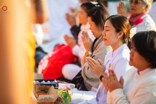 ภาพ No.193074:พิธีตักบาตรพระธรรมยาตรา ณ อนุสรณ์สถานคลองบางนางแท่น อ.สามพราน จ.นครปฐม ในโครงการธรรมยาตรา กตัญญูบูชา มหาปูชนียาจารย์ พระมงคลเทพมุนี(สด จนฺทสโร) พระผู้ปราบมาร อนุสรณ์สถาน 7 แห่ง ปีที่ 13 วันที่ 11 มกราคม พ.ศ.2568