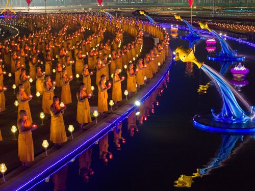 ภาพ No.122337:พิธีจุดประทีปถวายเป็นพุทธบูชา และบูชาธรรมมหาปูชนียาจารย์ พระมงคลเทพมุนี(สด จนฺทสโร) ในโครงการธรรมยาตรา กตัญญูบูชา มหาปูชนียาจารย์ พระมงคลเทพมุนี(สด จนฺทสโร) พระผู้ปราบมาร อนุสรณ์สถาน 7 แห่ง ปีที่ 12 วันที่ 31 มกราคม พ.ศ. 2567 ณ วัดพระธรรมกาย จ.ปทุมธานี (