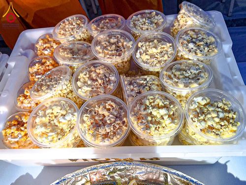 ภาพ No.200317:พิธีถวายภัตตาหารเป็นสังฆทาน แด่พระธรรมยาตรา ณ อนุสรณ์สถานบางปลา วัดบางปลา อำเภอบางเลน จังหวัดนครปฐม ในโครงการธรรมยาตรา กตัญญูบูชา มหาปูชนียาจารย์ พระมงคลเทพมุนี(สด จนฺทสโร) พระผู้ปราบมาร อนุสรณ์สถาน 7 แห่ง ปีที่ 13 วันที่ 23 มกราคม พ.ศ. 2568