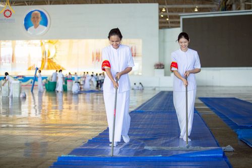 ภาพ No.222087:วันที่ 4 พฤษภาคม พ.ศ. 2568 พิธีตักบาตร เนื่องในวันอาทิตย์ต้นเดือน ณ บ้านแก้วเรือนทองคุณยายฯ วัดพระธรรมกาย