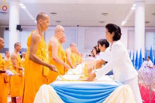 ภาพ No.159594:สัมมนาพิเศษและพิธีมอบองค์พระธรรมกาย 2,000 องค์ ณ ห้องแก้วสารพัดนึก 1 วัดพระธรรมกาย วันอาทิตย์ต้นเดือนที่ 6 ตุลาคม พ.ศ. 2567