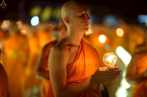 ภาพ No.224079:วันวิสาขบูชา วันอาทิตย์ที่ 11 พฤษภาคม พ.ศ. 2568 พิธีจุดวิสาขประทีป ,  พิธีเวียนประทักษิณรอบพระมหาธรรมกายเจดีย์ , พิธีฉลองชัยสวดมนต์บทธัมมจักกัปปวัตตนสูตร ครบ 7,357,000,000 จบ ณ มหารัตนวิหารคด วัดพระธรรมกาย