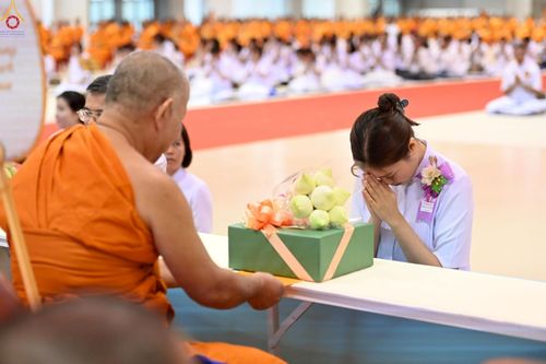 ภาพ No.233885:วันเสาร์ที่ 19 กรกฎาคม พ.ศ.2568 วันมหารำลึก ครั้งที่ 35 พิธีรำลึกถึงนักสร้างบารมี , พิธีสวดพระพุทธมนต์ , พิธีทอดผ้าบังสกุลและถวายไทยธรรม วัดพระธรรมกาย