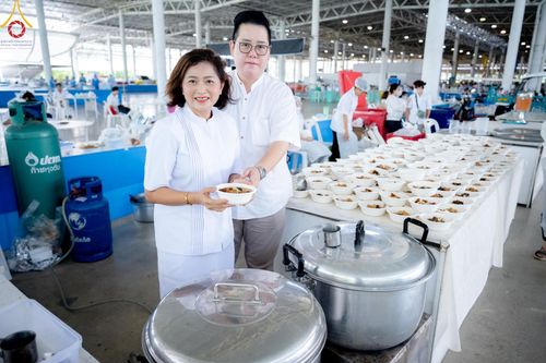 ภาพ No.159291:พิธีบูชาข้าวพระ ในวันอาทิตย์ต้นเดือน วันที่ 6 ตุลาคม พ.ศ. 2567 ณ สภาธรรมกายสากล วัดพระธรรมกาย