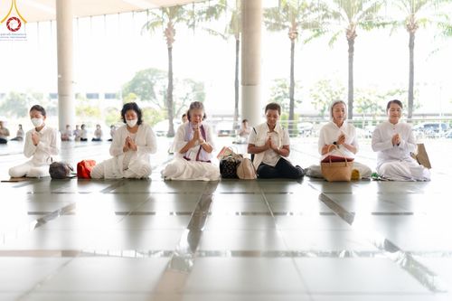 ภาพ No.205799:พิธีสวดพระพุทธมนต์ และถวายภัตตาหารเมนูสวรรค์แด่พระภิกษุ สามเณร วันจันทร์ที่ 3 กุมภาพันธ์ พ.ศ. 2568 ณ หอฉันคุณยายอาจารย์ฯ วัดพระธรรมกาย