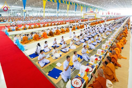 ภาพ No.60061:พิธีเจริญพระพุทธมนต์ "ฉลองอายุวัฒนมงคล 80 ปี หลวงพ่อธัมมชโย" พิธีถวายไทยธรรม คณะสงฆ์ 10,000 กว่าวัดทั่วประเทศ ในวันคุ้มครองโลก วันจันทร์ที่ 22 เมษายน พ.ศ. 2567 ณ สภาธรรมกายสากล วัดพระธรรมกาย จ.ปทุมธานี