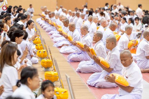 ภาพ No.217076:วันเสาร์ที่ 12 เมษายน พ.ศ. 2568 พิธีเวียนประทักษิณรอบพระมหาธรรมกายเจดีย์  พิธีวันทาเจดีย์ พิธีขอขมาและมอบผ้าไตร ในโครงการอุปสมบทหมู่ บูชาธรรมหลวงพ่อธัมมชโย, โครงการธรรมทายาท ระดับอุดมศึกษา รุ่นที่ 52 ,  โครงการบวชพระนานาชาติ AEC & WAB CEO รุ่นที่ 4 , ณ ว