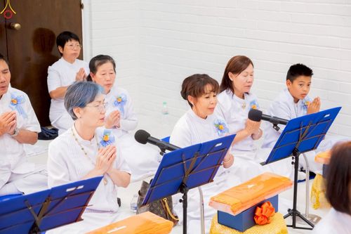 ภาพ No.252354:วันที่ 4-5 ตุลาคม พ.ศ. 2568  วัดพระธรรมกายแคลิฟอร์เนีย ประเทศสหรัฐอเมริกา ได้จัดพิธีตัดปอยผม โดยคณะสงฆ์ ญาติ ๆ และสาธุชน ให้กับนาคธรรมทายาท 8 ท่าน และได้จัดพิธีบรรพชา-อุปสมบท ฉลองพิธีทอดกฐินบรมจักรพรรดิ สร้างอุโบสถ 82 ปี บูชาธรรมหลวงพ่อธัมมชโย