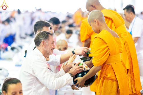 ภาพ No.207350:พิธีตักบาตร และปฏิบัติธรรมช่วงสาย ในวันมาฆบูชา วันพุธที่ 12 กุมภาพันธ์ พ.ศ. 2568 ณ วัดพระธรรมกาย จังหวัดปทุมธานี