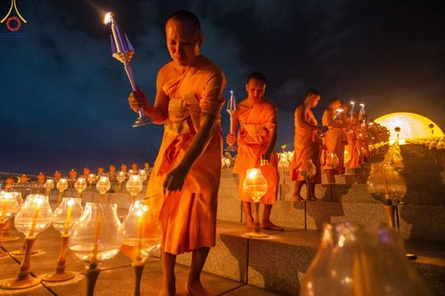 ภาพ No.160699:พิธีจุดประทีป 20,000 ดวง บูชาพระมหาธรรมกายเจดีย์ และบูชาพระมงคลเทพมุนี (สด จนฺทสโร) พระผู้ปราบมาร ณ ลานธรรม พระมหาธรรมกายเจดีย์ วัดพระธรรมกาย จ.ปทุมธานี วันที่ 10 ตุลาคม พ.ศ. 2567