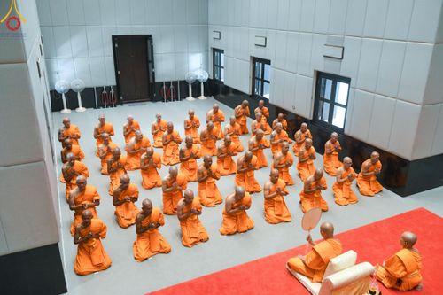 ภาพ No.199787:โครงการอุปสมบทหมู่บูชาธรรม 116 ปี คุณยายอาจารย์มหารัตนอุบาสิกาจันทร์ ขนนกยูง โครงการอุปสมบทหมู่ธรรมทายาท ระดับอุดมศึกษา รุ่นที่ 51 ภาคฤดูหนาว  ณ โบสถ์พระไตรปิฏก วัดพระธรรมกาย จ.ปทุมธานี  วันที่ 11 มกราคม พ.ศ. 2568 โดยมีพระครูปลัดรัตนวีรวัฒน์ เจ้าอาวาสวัด