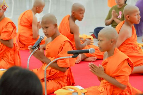 ภาพ No.216304:วันเสาร์ที่ 5 เมษายน พ.ศ. 2568 พิธีตัดปอยผม พิธีขอขมาผู้ปกครอง พิธีขอขมามอบผ้าไตร พิธีบรรพชา พิธีถวายบาตรสามเณร ณ ศูนย์ปฏิบัติธรรมและศูนย์อบรมเยาวชนเพชรบุรี ต.ท่าแลง อ.ท่ายาง จ.เพชรบุรี