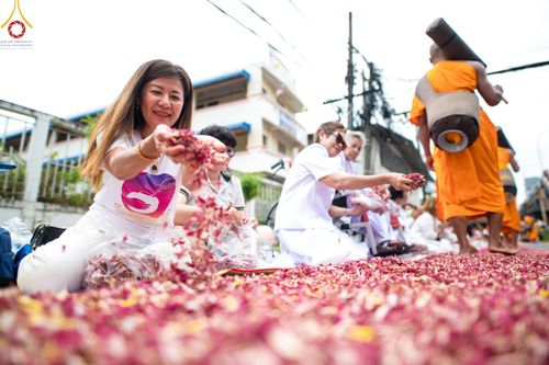 ภาพ No.128314:พิธีอัญเชิญพระบรมสารีริกธาตุ " ใจกลางเมืองนครหาดใหญ่ " เพื่อประดิษฐาน ณ มหารัตนเจดีย์สิริปทุมสวรรค์ (เจดีย์อริยพุทธะ 5 พระองค์) ศูนย์ปฏิบัติธรรมภาคใต้ อ.บางกล่ำ จ.สงขลา  วันที่ 9 มีนาคม พ.ศ.2567 (ชุดที่ 1)