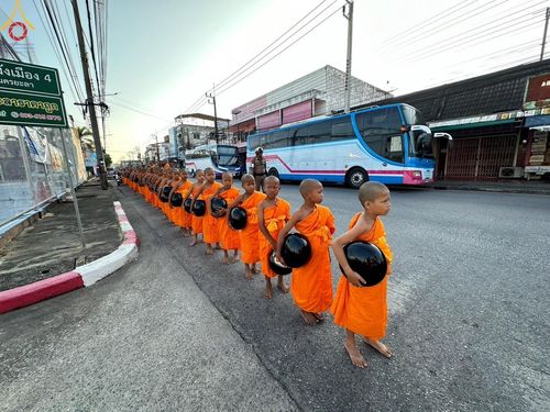 ภาพ No.133560:พิธีขอขมารับผ้าไตร, พิธีบรรพชาสามเณร, สามเณรออกบิณฑบาต ในโครงการบรรพชาสามเณร ฟื้นฟูพระพุทธศาสนาทั่วไทย  ณ ศูนย์ปฏิบัติธรรม และอบรมเยาวชนเมืองยะลา วันที่ 3 เมษายน พ.ศ. 2567