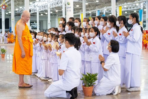 ภาพ No.89554:พิธีตักบาตร ข้าวสารอาหารแห้ง พิธีบูชาข้าวพระ และพิธีจุดเทียนใจ ไฟนิรันดร์  อนันตชัย ณ สภาธรรมกายสากล วัดพระธรรมกาย วันอาทิตย์ที่ 1 ตุลาคม พ.ศ. 2566