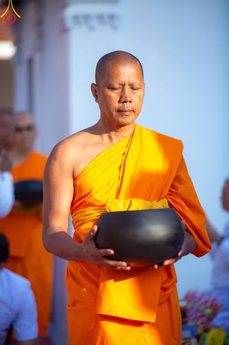 ภาพ No.197755:พิธีตักบาตรพระธรรมยาตรา ณ อนุสรณ์สถานลำดับที่ 4 สถานที่เกิดด้วยกายธรรม วัดโบสถ์(บน) ต.บางคูเวียง จ.นนทบุรี ในโครงการธรรมยาตรา กตัญญูบูชา มหาปูชนียาจารย์ พระมงคลเทพมุนี(สด จนฺทสโร) พระผู้ปราบมาร อนุสรณ์สถาน 7 แห่ง ปีที่ 13 วันที่ 19 มกราคม พ.ศ. 2568