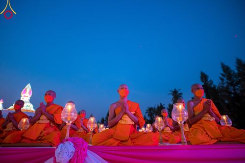 ภาพ No.109691:พิธีจุดประทีปถวายเป็นพุทธบูชา และบูชาธรรมมหาปูชนียาจารย์ วันที่ 10 มกราคม พ.ศ. 2567 ณ อนุสรณ์สถานคลองบางนางแท่น อ.สามพราน จ.นครปฐม
