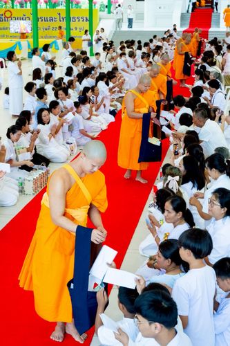 ภาพ No.227817:วันเสาร์ที่ 31 พฤษภาคม พ.ศ.2568 พิธีถวายผ้าไตรแด่สามเณรผู้เข้ารับการอุปสมบท , พิธีอุปสมบทสามเณรเตรียม DCI วัดพระธรรมกาย จ.ปทุมธานี