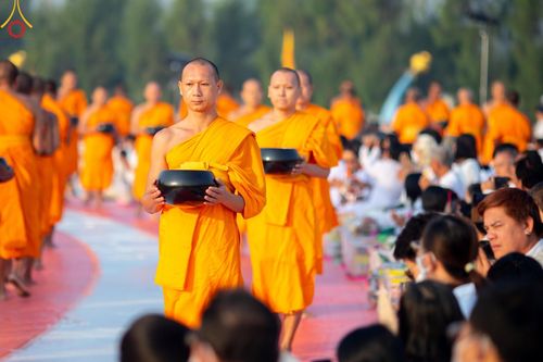 ภาพ No.201144:พิธีตักบาตรพระธรรมยาตรา ณ อนุสรณ์สถานลำดับที่ 5 สถานที่เผยแผ่วิชชาธรรมกายครั้งแรก อนุสรณ์สถานบางปลา วัดบางปลา อำเภอบางเลน จังหวัดนครปฐม ในโครงการธรรมยาตรา กตัญญูบูชา มหาปูชนียาจารย์ พระมงคลเทพมุนี(สด จนฺทสโร) พระผู้ปราบมาร อนุสรณ์สถาน 7 แห่ง ปีที่ 13