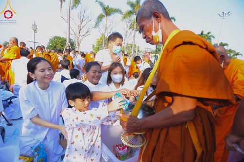 ภาพ No.101936:ตักบาตรพระ 10,000 รูป เติมบุญให้แผ่นดิน เนื่องในโอกาส 192 ปี จังหวัดกาญจนบุรี หนึ่งในโครงการตักบาตรพระ 2,000,000 รูป  77 จังหวัดทุกวัดทั่วไทย วันจันทร์ที่ 11 ธันวาคม พ.ศ. 2566 บริเวณถนนสองแคว (SKY WALK) เมืองกาญจนบุรี