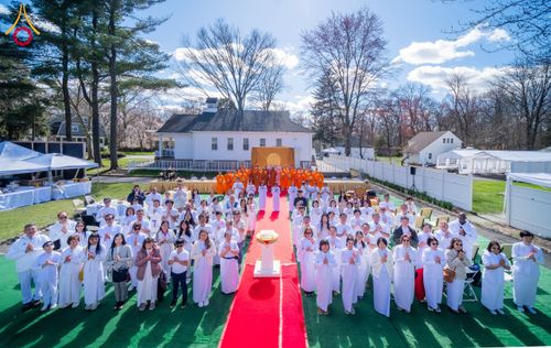 ภาพ No.62495:คณะศิษยานุศิษย์รวมใจสถาปนาและสมโภช ธรรมจักร เพื่ออัญเชิญประดิษฐาน ณ ยอดอุโบสถ 80 ปี หลวงพ่อธัมมชโย วัดพระธรรมกายนิวเจอร์ซี ประเทศสหรัฐอเมริกา  วันอาทิตย์ที่ 7 เมษายน พ.ศ. 2567