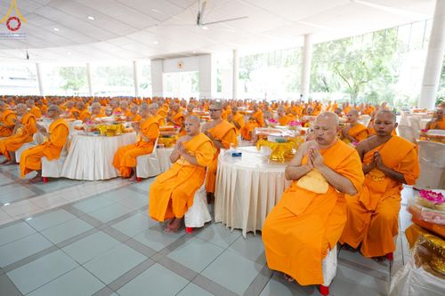 ภาพ No.143298:พิธีถวายภัตตาหารเพื่อเป็นกำลังแห่งการเข้าถึงธรรม ของพระภิกษุสามเณร วัดพระธรรมกาย วันเสาร์ที่ 6 กรกฏาคม พ.ศ. 2567 ณ หอฉันคุณยายอาจารย์ วัดพระธรรมกาย จ.ปทุมธานี