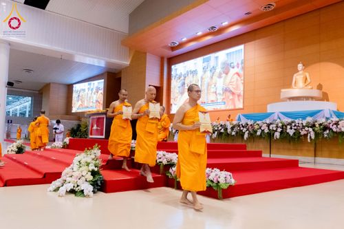 ภาพ No.284835:วันอาทิตย์ที่ 14 ธันวาคม พ.ศ.2568  พิธีปฏิบัติธรรม พิธีถวายภัตตาหารเป็นสังฆทาน พิธีมอบต้นสมบัติจักรพรรดิ ถวายแด่เจ้าอาวาสและประธานสงฆ์ 236 ศูนย์ส่งเสริมศีลธรรมทั่วโลก ณ สภาธรรมกายสากล วัดพระธรรมกาย