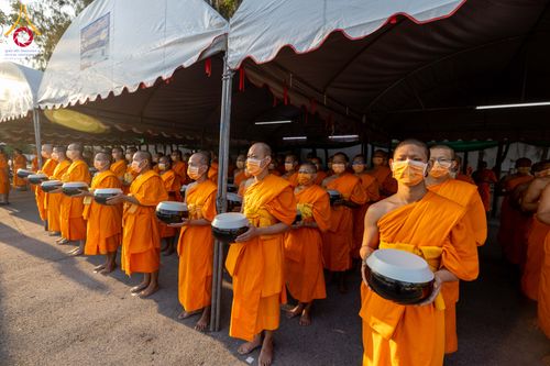 ภาพ No.292742:วันที่ 12 มกราคม พ.ศ. 2569 พิธีถวายภัตตาหารเป็นสังฆทาน แด่พระธรรมยาตรา ณ อนุสรณ์สถานมหาวิหารพระมงคลเทพมุนี (โลตัสแลนด์) อ.สองพี่น้อง จ.สุพรรณบุรี ในโครงการธรรมยาตรา กตัญญูบูชา มหาปูชนียาจารย์ พระมงคลเทพมุนี(สด จนฺทสโร) พระผู้ปราบมาร อนุสรณ์สถาน 7 แห่ง ปี