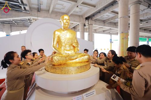 ภาพ No.311530:วันจันทร์ที่ 23 กุมภาพันธ์ พ.ศ. 2569 เปิดโลกทัศน์ผู้บริหารสถานศึกษายุคใหม่ เรียนรู้ต้นแบบการพัฒนาคนผ่านพลัง “บวร–V-Star” ผู้เข้ารับการพัฒนาตามโครงการ สพฐ. ศึกษาดูงานวัดพระธรรมกาย เสริมภาวะผู้นำคุณธรรมสู่การบริหารโรงเรียนอย่างยั่งยืน ณ อาคาร 100 ปี คุณยาย