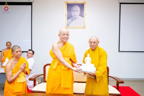 ภาพ No.324827:วันอังคารที่ 21 เมษายน พ.ศ.2569  หลวงพ่อทัตตชีโว รองเจ้าอาวาสวัดพระธรรมกาย ถวายการต้อนรับและปฏิสันถารคณะสงฆ์จากประเทศเวียดนาม