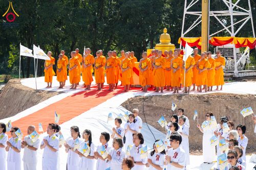 ภาพ No.285806:วันพุธที่ 10 ธันวาคม พ.ศ.2568  พิธีตอกเสาเข็มมงคลต้นสุดท้าย รองรับองค์พระเจดีย์เพื่อสร้างสันติภาพโลก ณ ศูนย์ปฏิบัติธรรมและศูนย์อบรมเยาวชน ชัยนาท