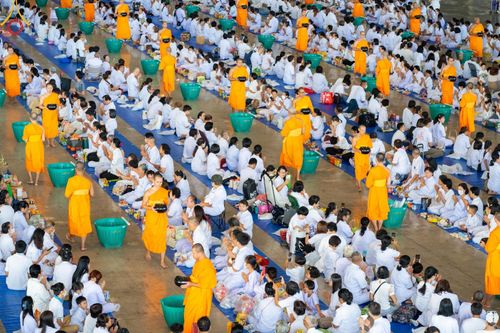 ภาพ No.139089:พิธีตักบาตร , พิธีบูชาข้าวพระ ณ ห้องแก้วสารพัด 1 สภาธรรมกายสากล วัดพระธรรมกาย วันอาทิตย์ต้นเดือนที่ 2 มิถุนายน พ.ศ. 2567