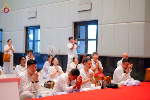 ภาพ No.327704:วันที่ 1-6 พฤษภาคม พ.ศ.2569 ต้อนรับชาวต่างชาติ พระภิกษุ คณะชาวเมียนมาร์  อุบาสิกาชาวอินเดีย เยี่ยมชมวัดพระธรรมกายและสักการะพระมหาธรรมกายเจดีย์