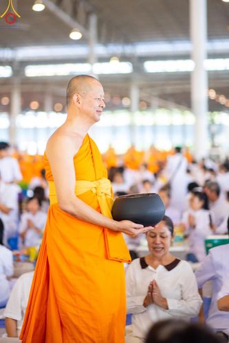 ภาพ No.158953:พิธีตักบาตร ในวันอาทิตย์ต้นเดือน วันที่ 6 ตุลาคม พ.ศ. 2567 ณ สภาธรรมกายสากล วัดพระธรรมกาย