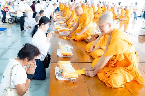 ภาพ No.226552:วันที่ 26 พฤษภาคม พ.ศ. 2568 พิธีบุพเปตพลี ครั้งที่ 164 ร่วมอุทิศบุญแด่หมู่ญาติที่ล่วงลับไปแล้ว และสืบทอดอายุพระพุทธศาสนา ณ หอฉันคุณยายอาจารย์ฯ วัดพระธรรมกาย