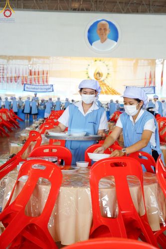 ภาพ No.60238:คณะสงฆ์ 10,000 กว่าวัดฉันภัตตาหารเพล ในวันคุ้มครองโลก วันจันทร์ที่ 22 เมษายน พ.ศ. 2567 ณ สภาธรรมกายสากล วัดพระธรรมกาย