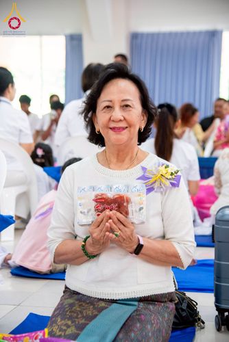 ภาพ No.218075:วันอาทิตย์ที่ 13 เมษายน พ.ศ. 2568 พิธีตักบาตรฉลองสามเณรใหม่ 75 รูป เนื่องในวันสงกรานต์ (โครงการบรรพชาสามเณรฟื้นฟูพระพุทธศาสนาทั่วไทย ประจำปีพุทธศักราช 2568) ณ ศูนย์ปฏิบัติธรรมระยอง(บ้านช่องลม) ตำบลบางบุตร อำเภอบ้านค่าย จังหวัดระยอง