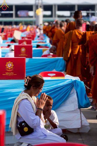ภาพ No.221584:วันอังคารที่ 22 เมษายน พ.ศ. 2568 ภาพพิธีถวายมหาสังฆทานคณะสงฆ์ 40,000 กว่าวัดทั่วประเทศ เนื่องในวันคุ้มครองโลก ชุดที่ 2 (ปลื้มให้สมการรอคอย) ณ ลานธรรมพระมหาธรรมกายเจดีย์ วัดพระธรรมกาย