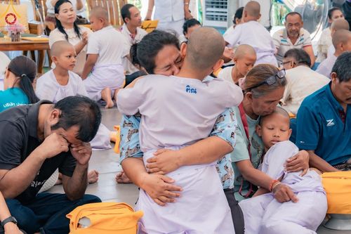 ภาพ No.133467:พิธีขอขมารับผ้าไตร, พิธีบรรพชาสามเณร, สามเณรออกบิณฑบาต ในโครงการบรรพชาสามเณร ฟื้นฟูพระพุทธศาสนาทั่วไทย  ณ ศูนย์ปฏิบัติธรรม และอบรมเยาวชนเมืองยะลา วันที่ 3 เมษายน พ.ศ. 2567