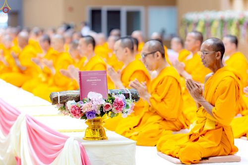 ภาพ No.228344:วันอาทิตย์ที่ 8 มิถุนายน พ.ศ. 2568 พิธีถวายทุนสนับสนุนพระไตรปิฎกฉบับธรรมชัย และอนุรักษ์คัมภีร์โบราณ ณ ห้องแก้วสารพัดนึก 2 วัดพระธรรมกาย