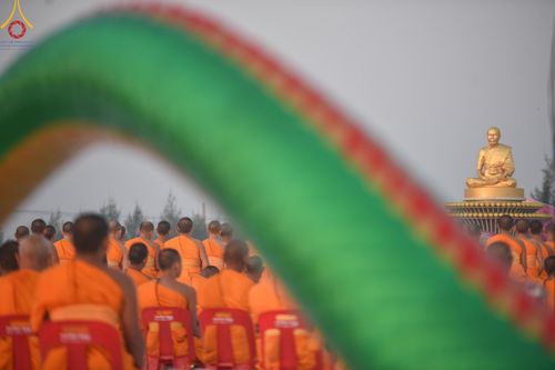 ภาพ No.201051:พิธีตักบาตรพระธรรมยาตรา ณ อนุสรณ์สถานลำดับที่ 5 สถานที่เผยแผ่วิชชาธรรมกายครั้งแรก อนุสรณ์สถานบางปลา วัดบางปลา อำเภอบางเลน จังหวัดนครปฐม ในโครงการธรรมยาตรา กตัญญูบูชา มหาปูชนียาจารย์ พระมงคลเทพมุนี(สด จนฺทสโร) พระผู้ปราบมาร อนุสรณ์สถาน 7 แห่ง ปีที่ 13